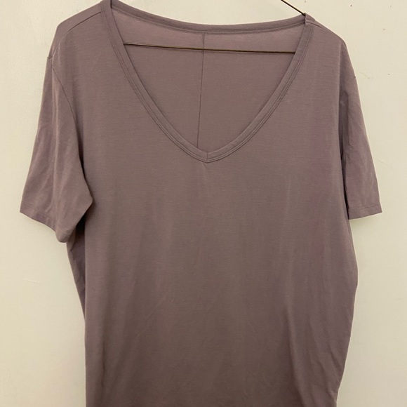 ALO yoga motion short sleeve tee Small lavender smoke - Picture 2 of 4